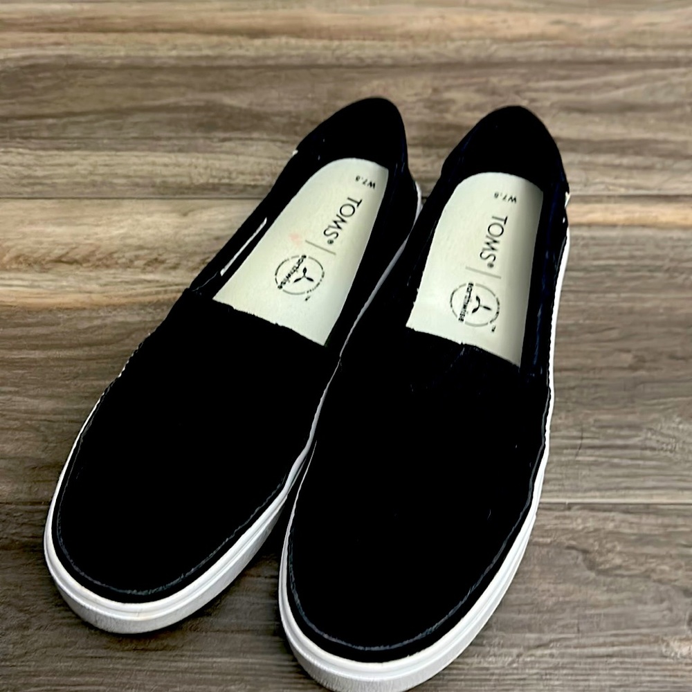 Tom’s size 7.5 Women’s sneaker - black